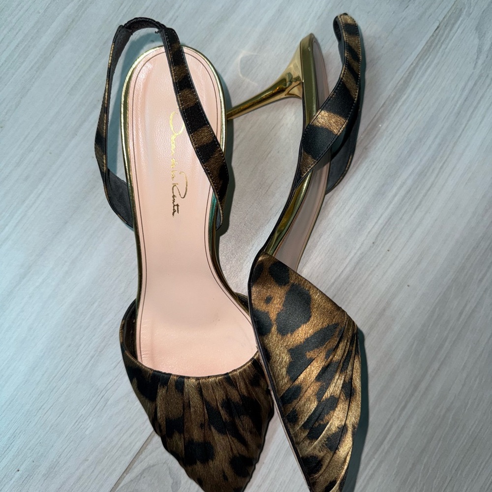 Oscar de larenta Leopard Print Kitten Slingback Heels